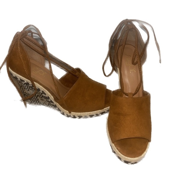 Sugar Suede Sz 7.5 Brown Peep Toe Wrap Around Ankle Tie Lace-Up Heels Wedged - Picture 3 of 7